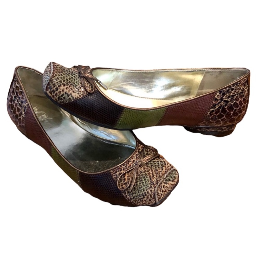 BCBG Paris Square toe earth tone flats with bow, size 7.5